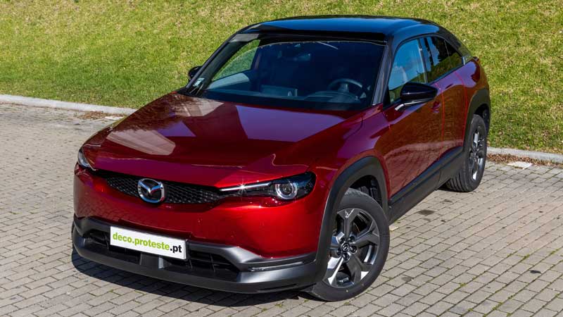 Automóvel Mazda MX-30 e-skyactiv vermelho estacionado